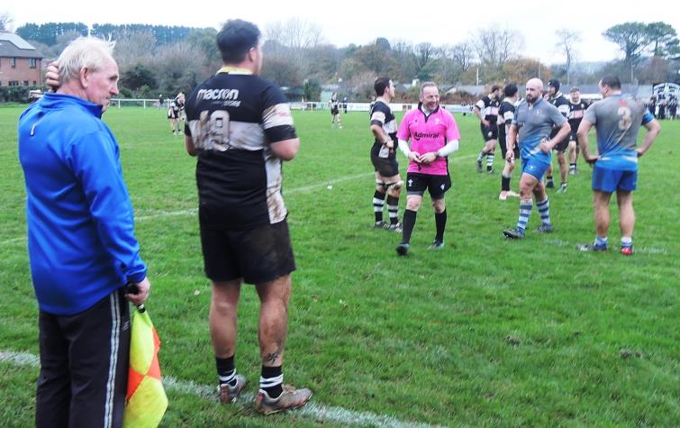 Referee Colin Phillips enjoys a chuckle whilst Blues flag man John Summons looks bewildered